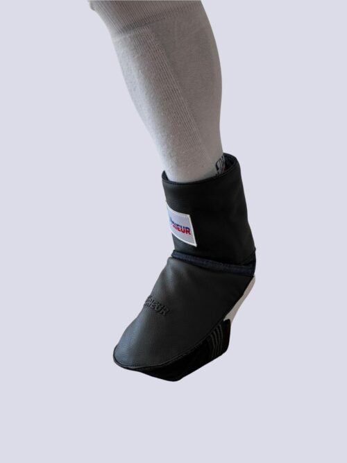 protects foot of fencing master