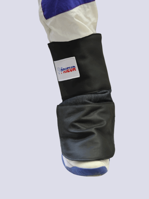 protects foot of fencing master