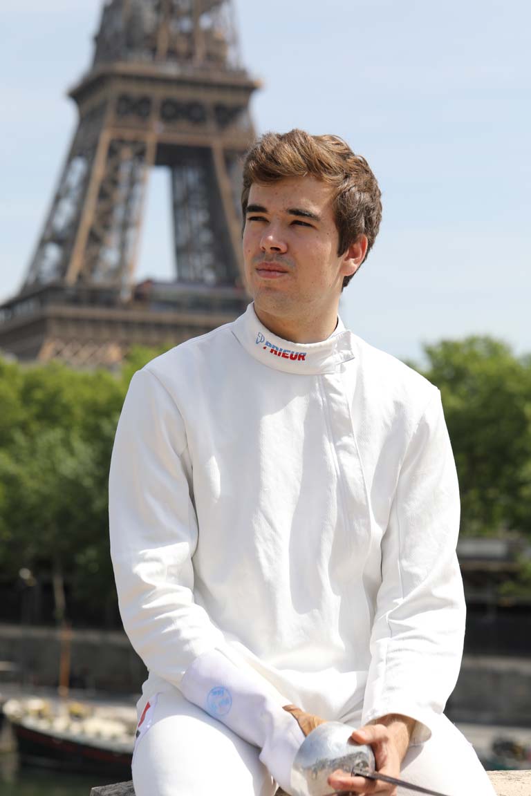 Maury en tenue à Paris