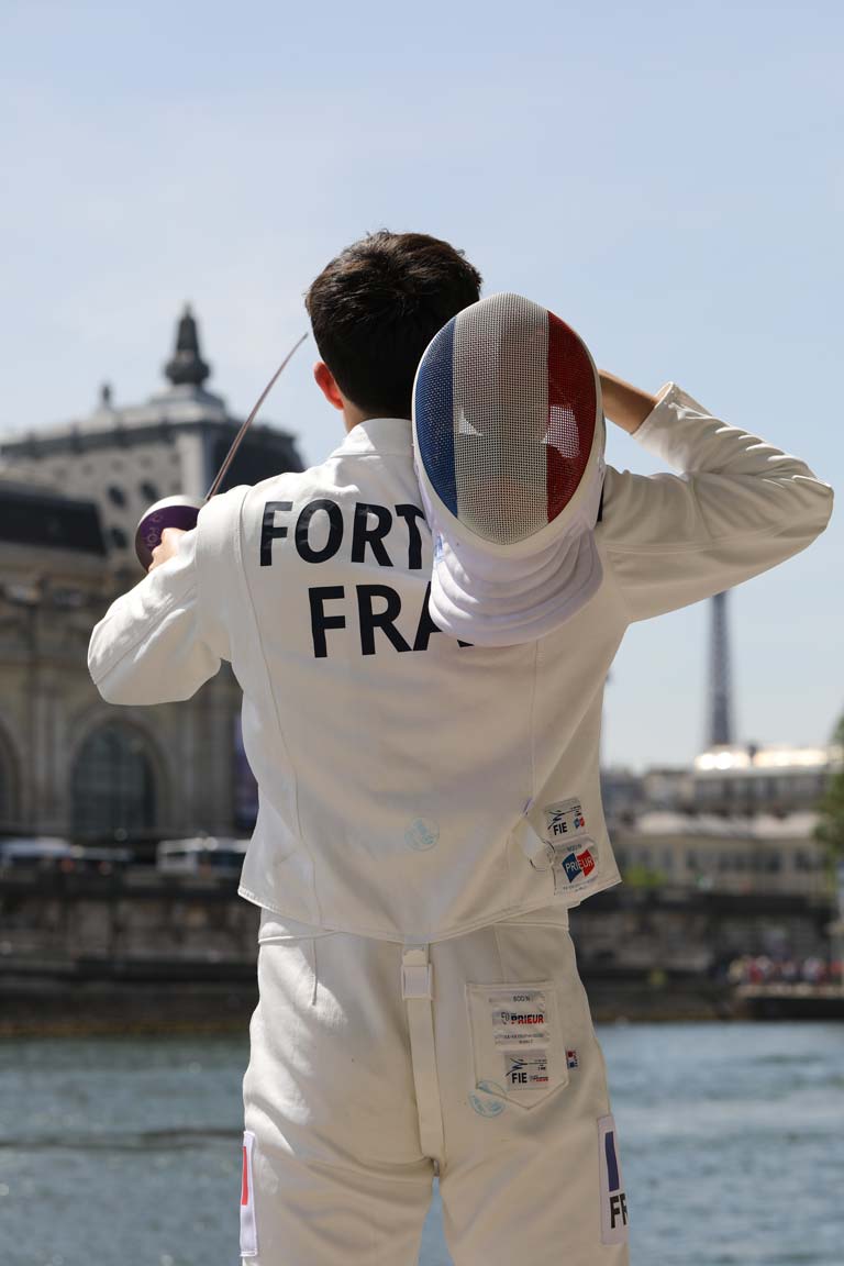 Fortin avec son masque d'escrime à Paris de dos